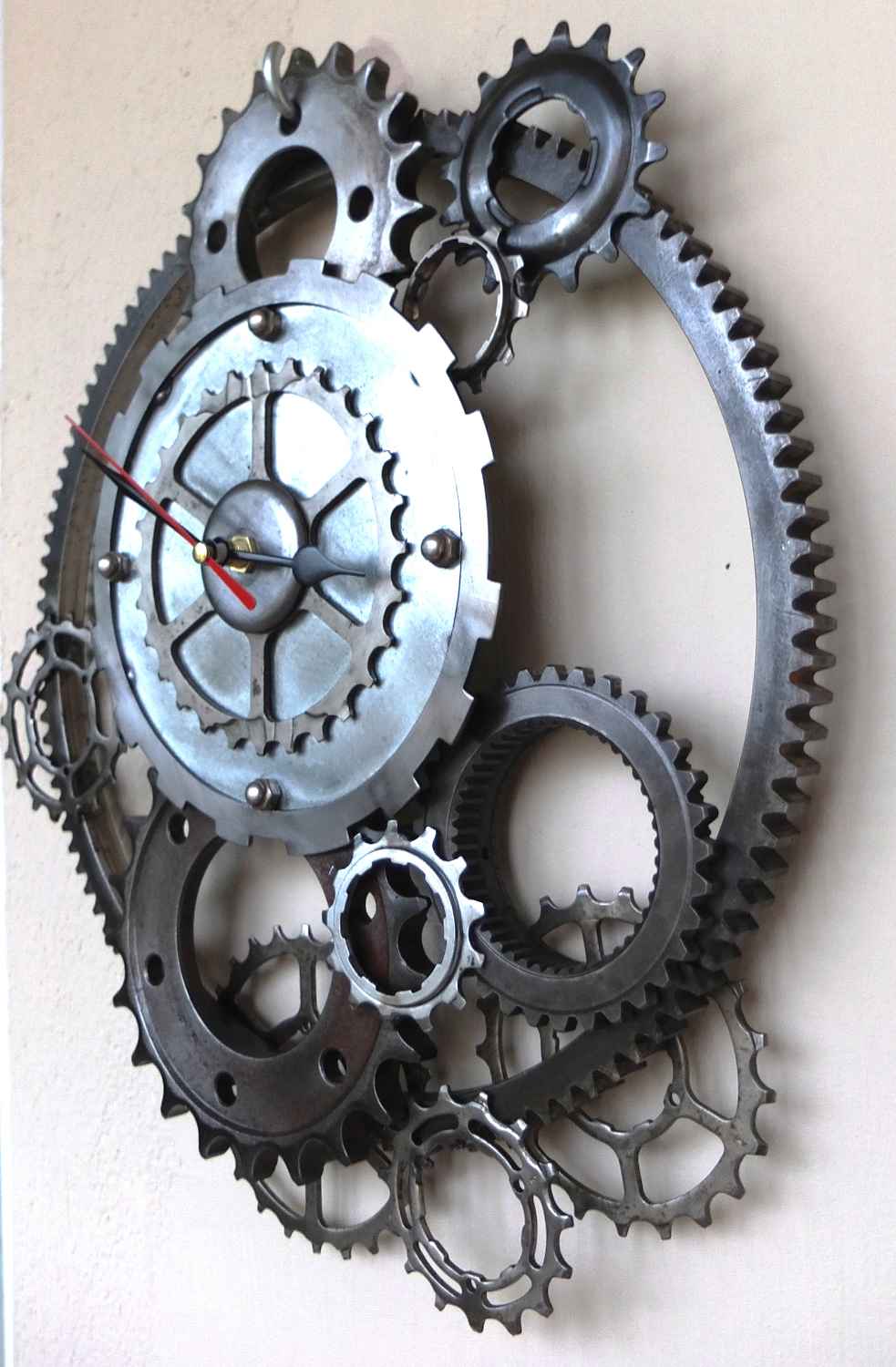 Uhr aus altern Zahnrädern